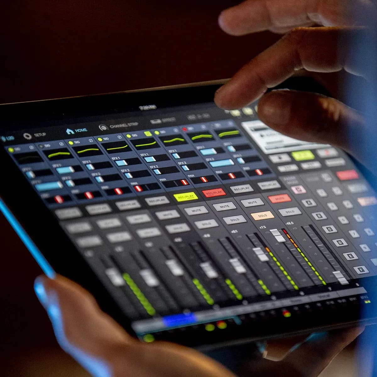 Zoom LiveTrak L-20 – Mesa de Sonido Digital 20 Canales con Grabación Multipista - Miniatura 5 en LEMM DJ Store
