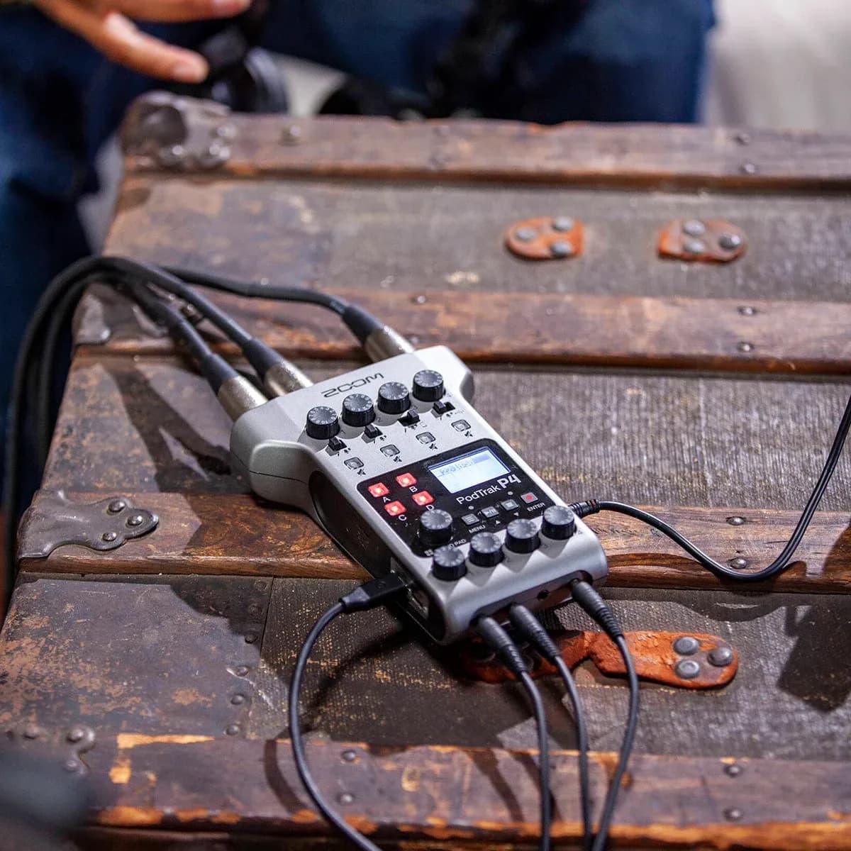 Zoom PodTrak P4 – Grabadora de Podcasts Multipista Portátil - Miniatura 8 en LEMM DJ Store