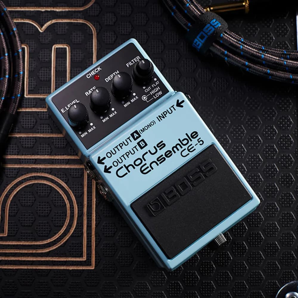 BOSS CE-5 Chorus Ensemble – Pedal de Chorus Estéreo para Guitarra con Filtros de Graves y Agudos - Miniatura 5 en LEMM DJ Store