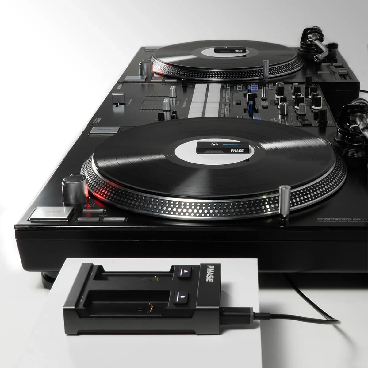 Phase DJ controlador DVS inalámbrico para tornamesas (2 remotos) - Miniatura 2 en LEMM DJ Store