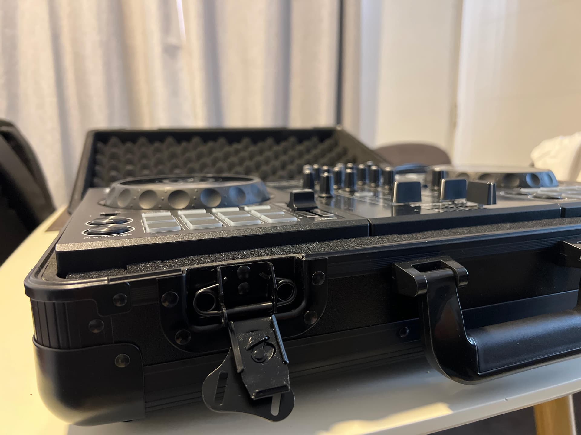 Magma Carry Lite DJ Case L – Flight Case Compacto para Controladores DJ - Imagen 2