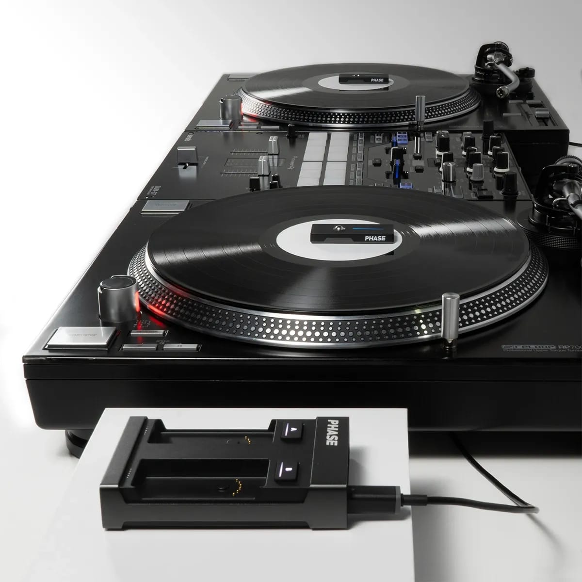 Phase DJ controlador DVS inalámbrico para tornamesas (2 remotos) - Variante - Vista alternativa en LEMM DJ Store