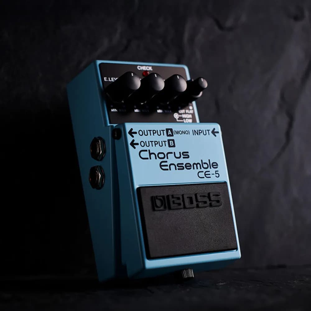 BOSS CE-5 Chorus Ensemble – Pedal de Chorus Estéreo para Guitarra con Filtros de Graves y Agudos
