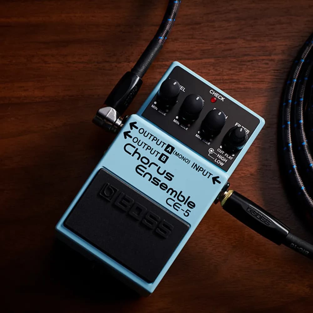 BOSS CE-5 Chorus Ensemble – Pedal de Chorus Estéreo para Guitarra con Filtros de Graves y Agudos